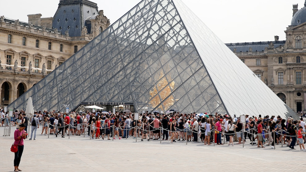 Eine lange Schlange vor dem Louvre in Paris