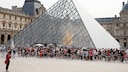 Eine lange Schlange vor dem Louvre in Paris