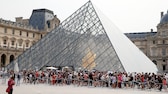 Eine lange Schlange vor dem Louvre in Paris