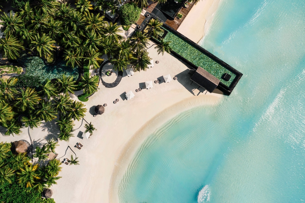 Blick auf den großen Familien-Pool im Das One&amp;Only Reethi Rah auf den Malediven 