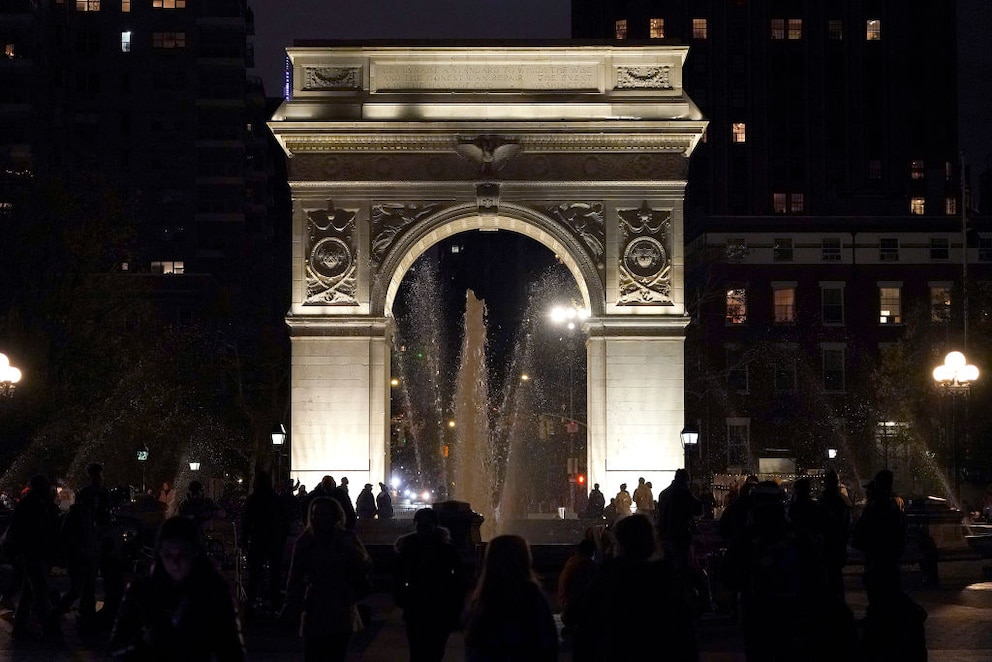 Das Washington Square Arch im gleichnamigen Park in New York bei Nacht 