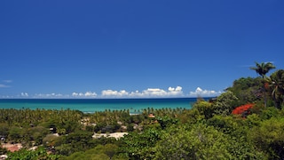 Der Blick von der Kirche Nossa Senhora da Ajuda aus auf den Strand