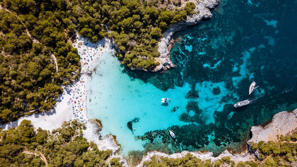 Die Cala Turqueta auf Menorca zählt zu den schönsten Buchten der Insel