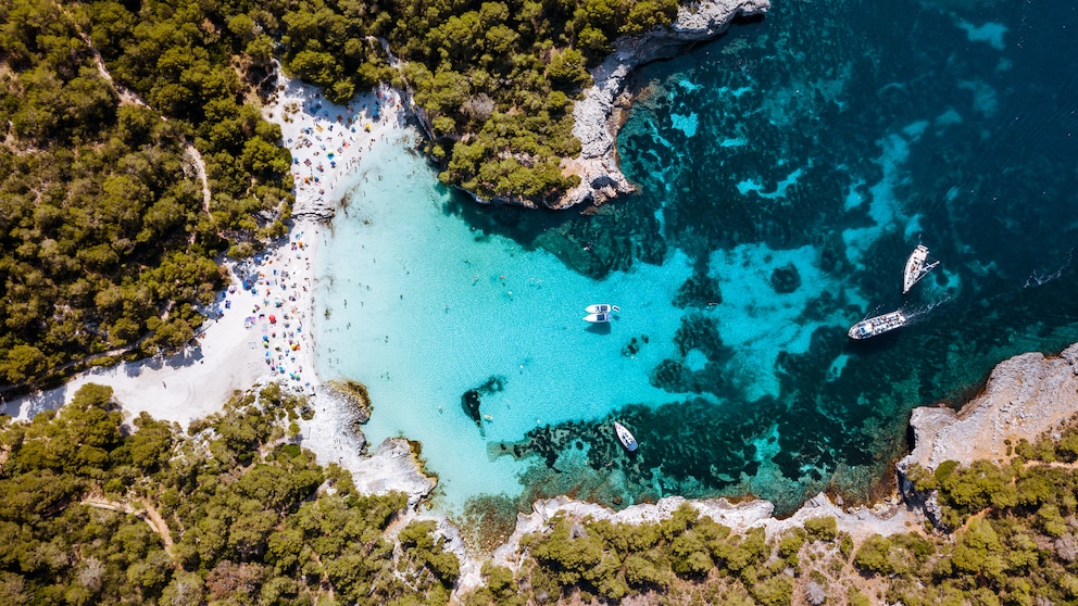 Die Cala Turqueta auf Menorca zählt zu den schönsten Buchten der Insel