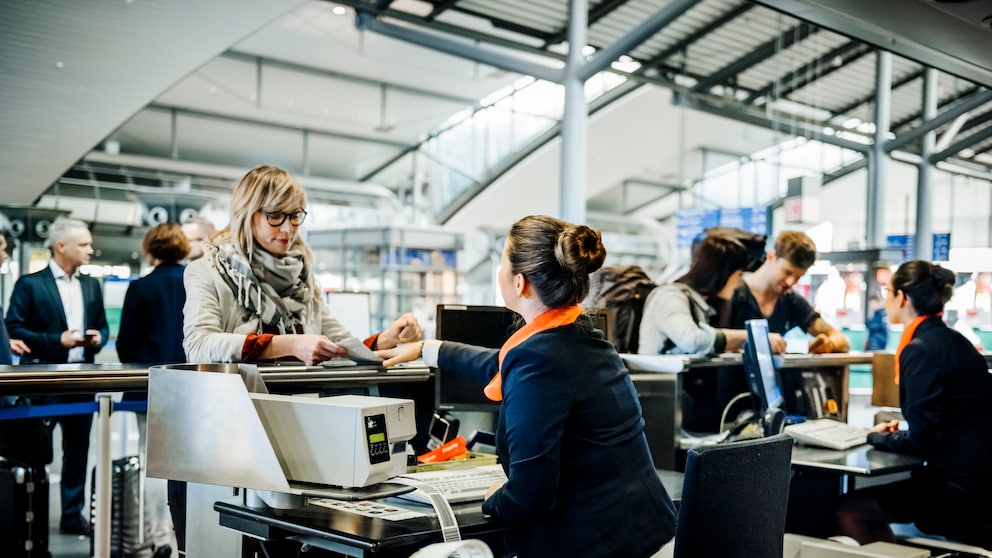 Frau beim Check-in