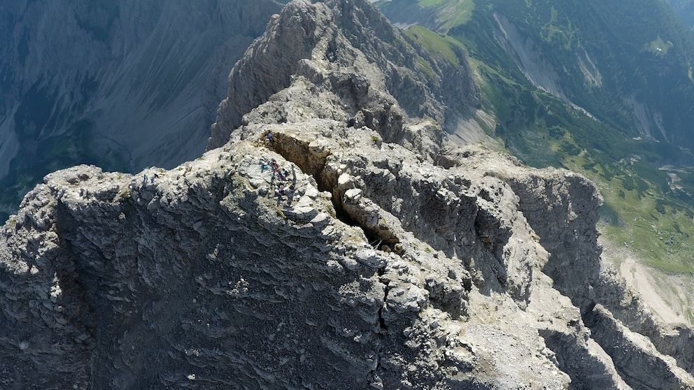 Der metergroße Spalt auf dem Gipfel des Hochvogels im Allgäu. Forscher dokumentieren seit Jahren, wie der Riss auf der Grenze zwischen Bayern und Tirol langsam größer wird.
