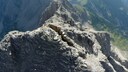 Der metergroße Spalt auf dem Gipfel des Hochvogels im Allgäu. Forscher dokumentieren seit Jahren, wie der Riss auf der Grenze zwischen Bayern und Tirol langsam größer wird.