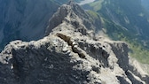 Der metergroße Spalt auf dem Gipfel des Hochvogels im Allgäu. Forscher dokumentieren seit Jahren, wie der Riss auf der Grenze zwischen Bayern und Tirol langsam größer wird.