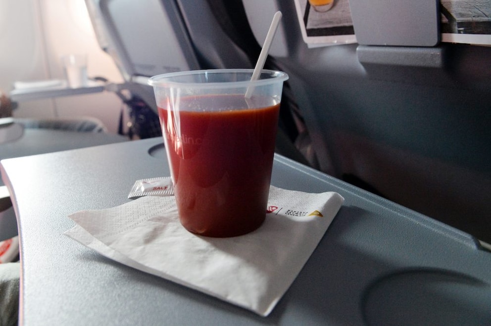 Warum trinken viele Menschen im Flugzeug Tomatensaft? - TRAVELBOOK