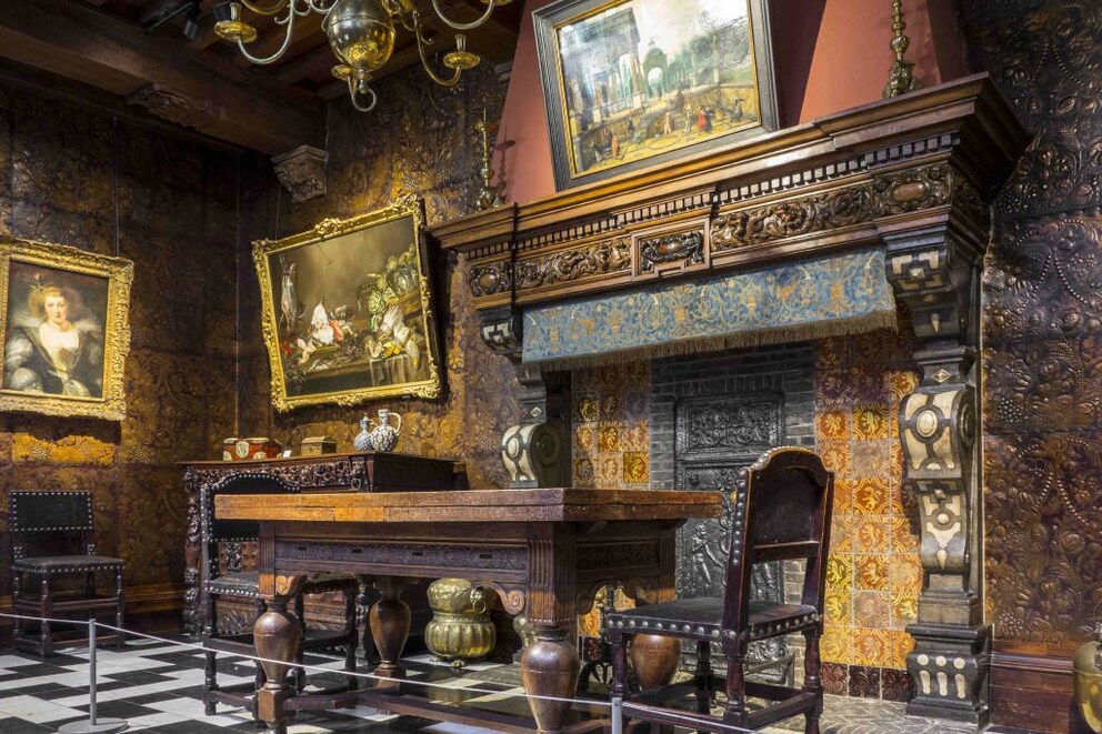 The stately dining room in the Rubenshuis