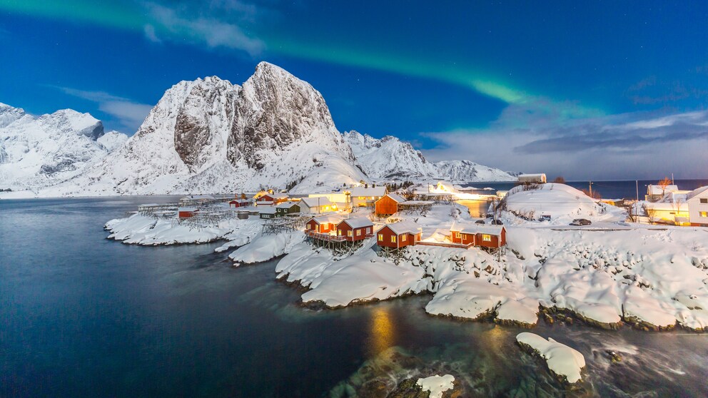verschneites Hamnoy Dorf in Norwegen