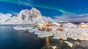 verschneites Hamnoy Dorf in Norwegen