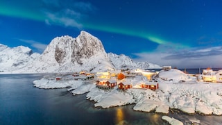 verschneites Hamnoy Dorf in Norwegen