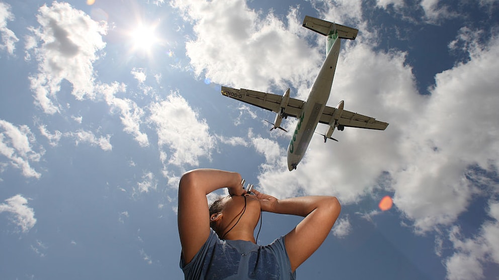 Flugzeug im Himmel wird betrachtet