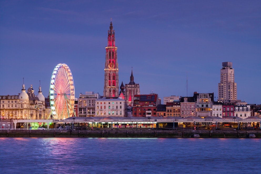 Der Blick auf die Innenstadt Antwerpens von der Schelde aus