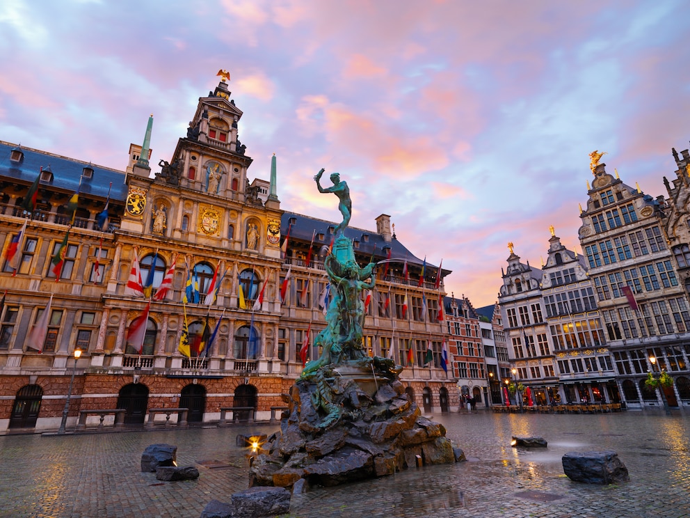 Der Brabobrunnen und das Stadhuis am Groten Markt