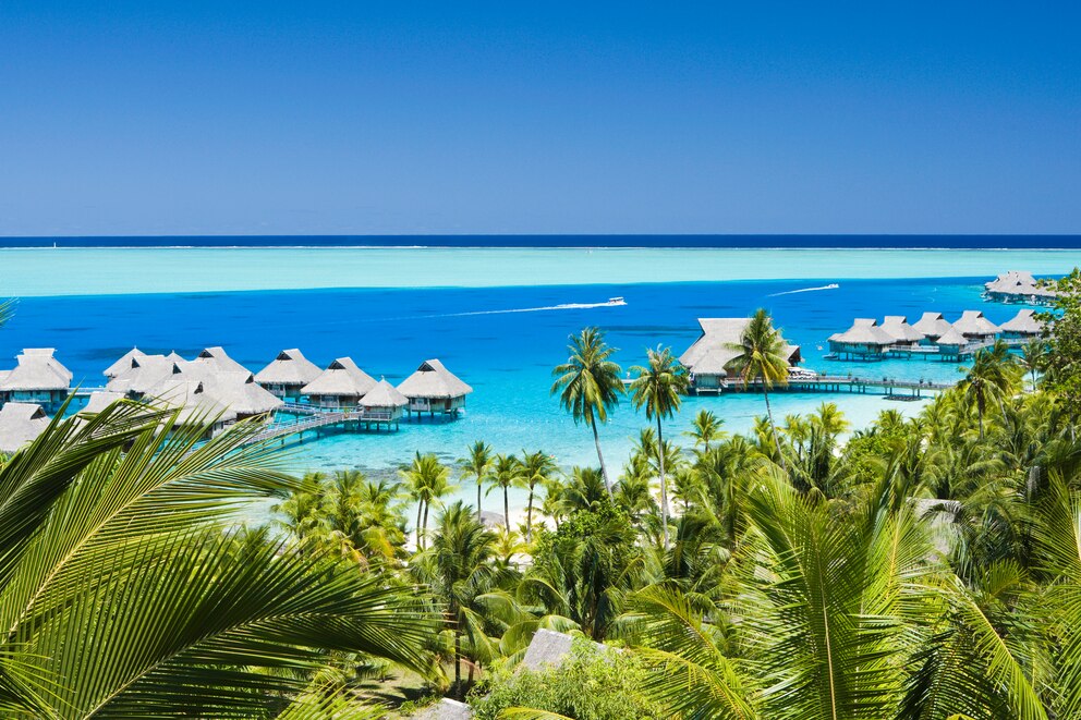 Blick auf Bungalows im Wasser, Bora Bora