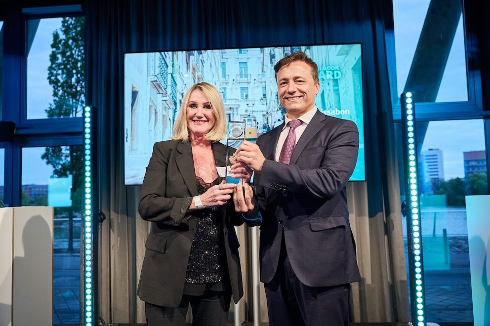 Jury member and presenter Hannah Kleber presents the TRAVELBOOK AWARD for the best city travel destination to Portugal's Consul General Dr. Hernán Leandro Amado