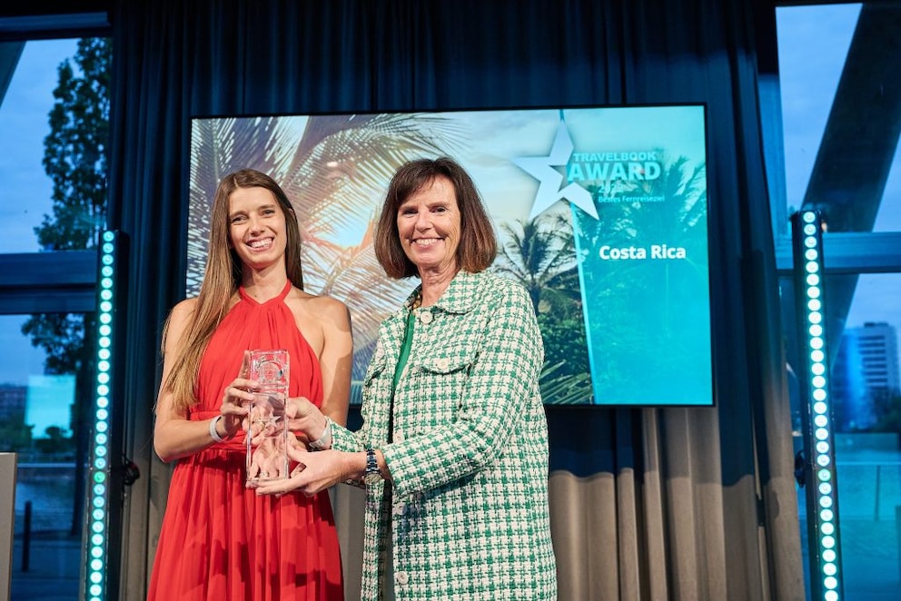 Nathalie Aron, jury member and presenter, handed the TRAVELBOOK AWARD for the best long-haul destination to Dorothea Hohn, managing director of the PR agency Costa Rica Global Communications Expert
