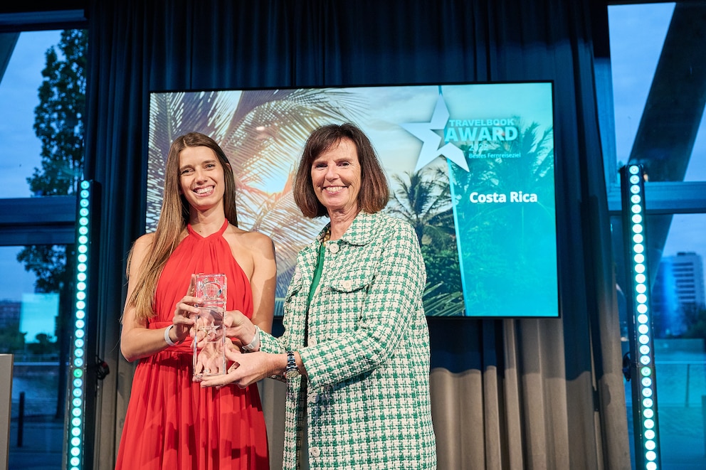 Nathalie Aron, Jurymitglied und Laudatorin, übergab den TRAVELBOOK AWARD für das beste Fernreiseziel an Dorothea Hohn, Geschäftsführerin der PR-Agentur von Costa Rica Global Communications Expert