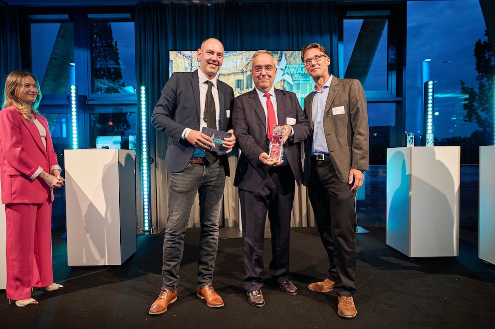 Jonas Upman, Jurymitglied und Laudator, übergab den TRAVELBOOK AWARD Octavio Gonzales Manteca, Direktor des spanischen Fremdenverkehrsamts, und Stefan Schmidt, Marketingleiter des spanischen Fremdenverkehrsamts