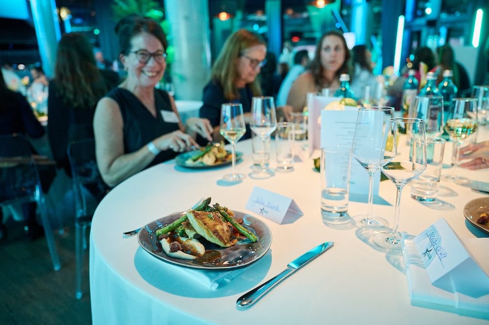 The approximately 80 guests were able to enjoy a world cuisine dinner
