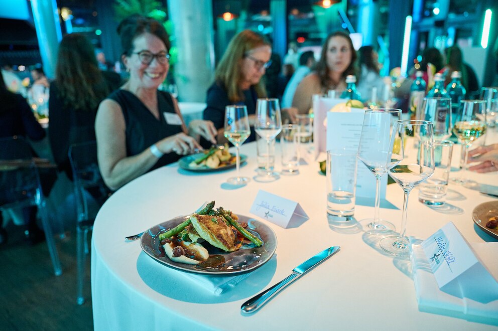 Die rund 80 Gäste konnten sich bei einem Weltspeisen-Dinner stärken