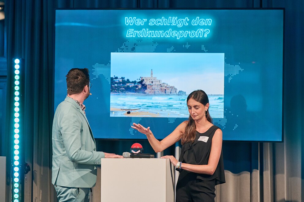 Erdkundeprofi Sebastian Klussmann trat während des TRAVELBOOK AWARDs live gegen das Publikum an. Clio Sterkel, Marketing Managerin BZ.Comm GmbH, traute es sich zu.
