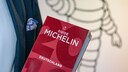 Der Restaurantführer „Guide Michelin“ und im Hintergrund das Michelin-Männchen machten den Reifenhersteller berühmt