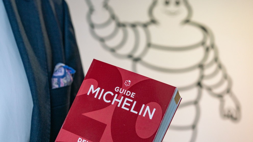 Der Restaurantführer „Guide Michelin“ und im Hintergrund das Michelin-Männchen machten den Reifenhersteller berühmt