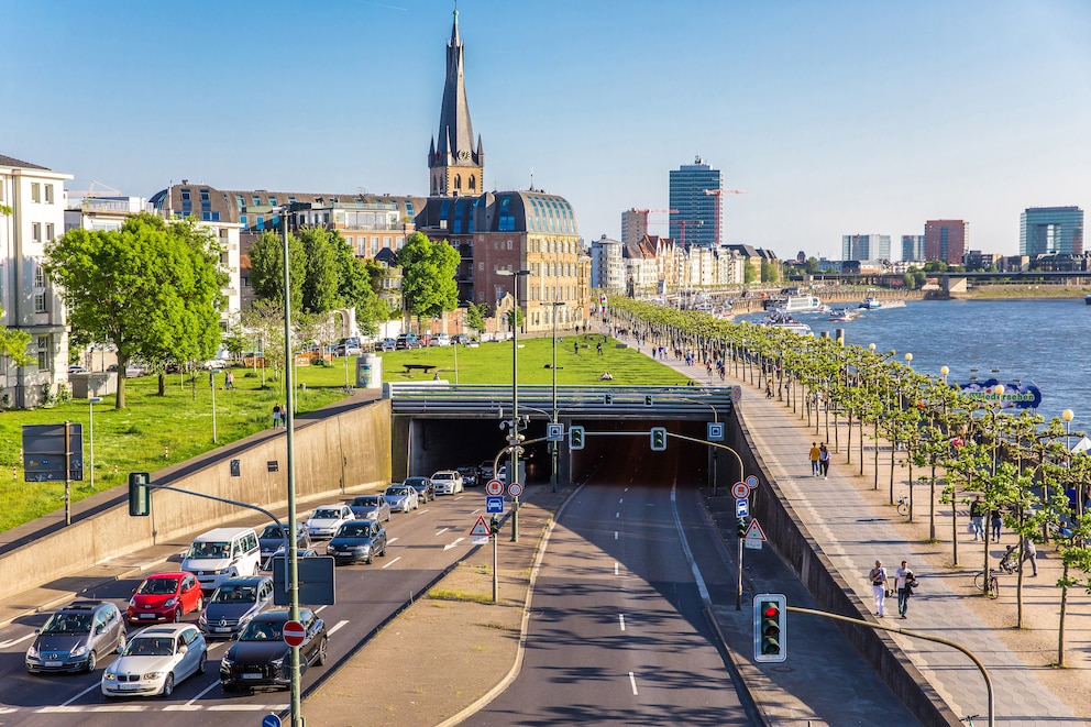 Der Rheinufertunnel und rechts die Rheinpromenade