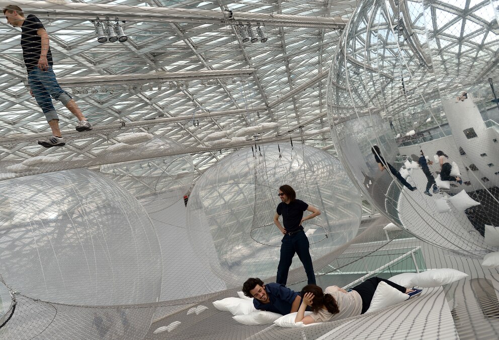 Die riesige Rauminstallation „in orbit“ von Tomás Saraceno schwebt in mehr als 20 Metern Höhe über der Piazza des K21 