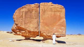 Die Al-Naslaa-Formation zeigt einen gigantischen Riss – woher kommt er? Foto: <a href="https://commons.wikimedia.org/wiki/File:Al_Naslaa_Rock_20211021_105005.jpg" target="_blank" rel="noreferrer noopener">Wikimedia Commons/Disdero</a> / <a href="https://commons.wikimedia.org/wiki/Category:CC-BY-SA-4.0" target="_blank" rel="noreferrer noopener">CC BY-SA 4.0</a>