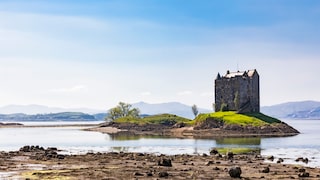 Eine Burg, wie hier das Castle Stalker im Loch Laich, ist bei dem Titel leider nicht inkludiert