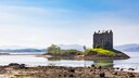 Eine Burg, wie hier das Castle Stalker im Loch Laich, ist bei dem Titel leider nicht inkludiert