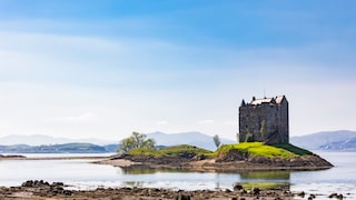 Eine Burg, wie hier das Castle Stalker im Loch Laich, ist bei dem Titel leider nicht inkludiert