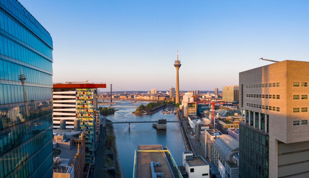 Der Medienhafen bietet bei Sonnenuntergang einen tollen Blick auf den Rhein