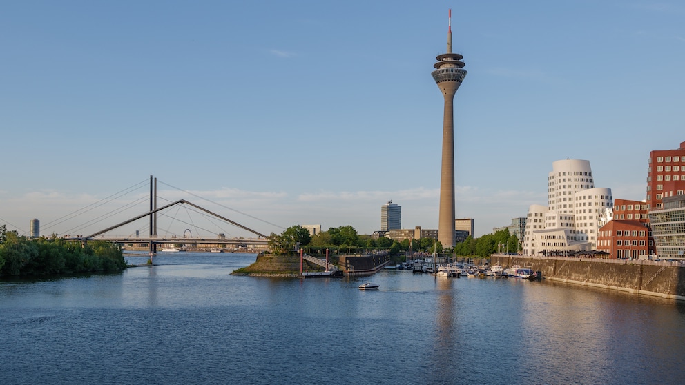 Blick auf den Düsseldorfer Hafen und den Fernsehturm