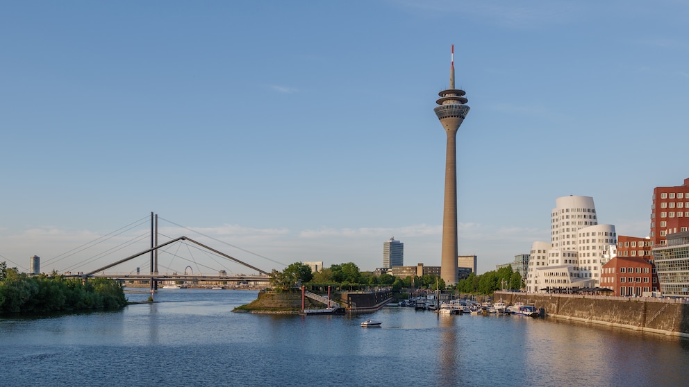 Blick auf den Düsseldorfer Hafen und den Fernsehturm