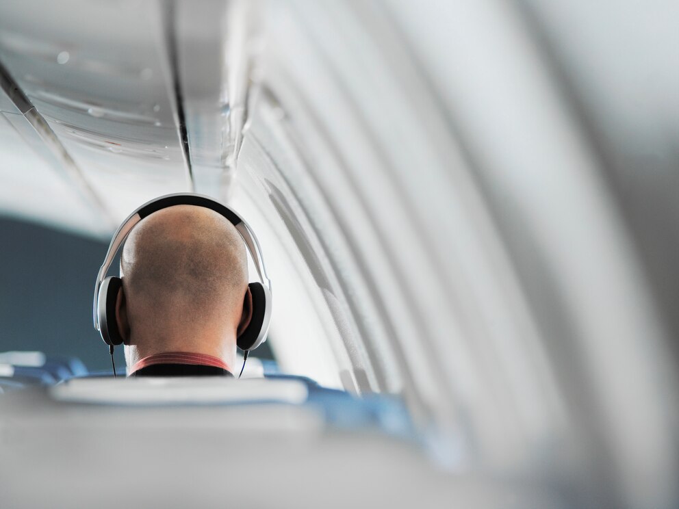 Mann mit Noise-Cancelling-Koopfhörern