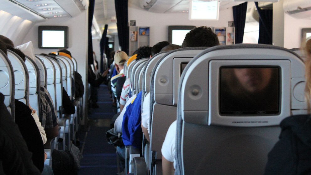 Noch bevor das Flugzeug abhob, hörten die Passagiere die seltsamen Geräusche über die Lautsprecher-Durchsage