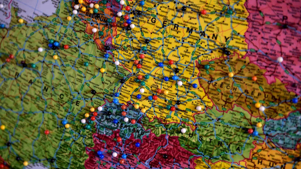 Karte mit Pins zum Quiz welche Städte gehören im Bustabieralphabet zu den Buchstaben