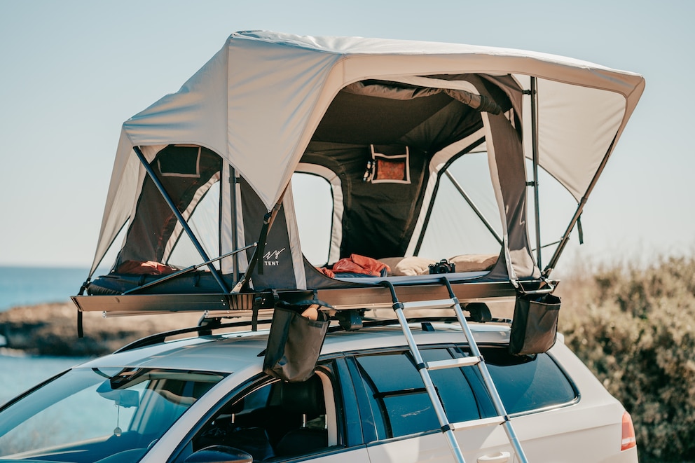 Das „Lazy Tent“ kann dank des geringes Gewichts auch auf kleineren Autos montiert werden