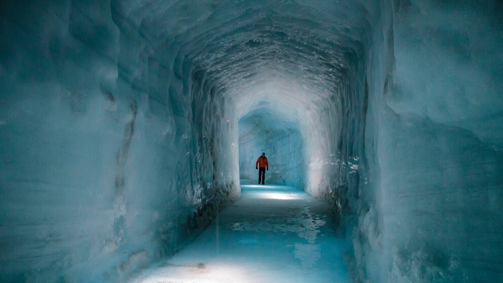 Bei der Tour „Into the Glacier“ erkunden Touristen das Innere des Langjökull-Gletschers in Island. Für Gänsehaut-Momente dürften dabei nicht nur die kalten Temperaturen sorgen.