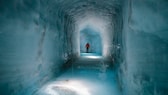 Bei der Tour „Into the Glacier“ erkunden Touristen das Innere des Langjökull-Gletschers in Island. Für Gänsehaut-Momente dürften dabei nicht nur die kalten Temperaturen sorgen.