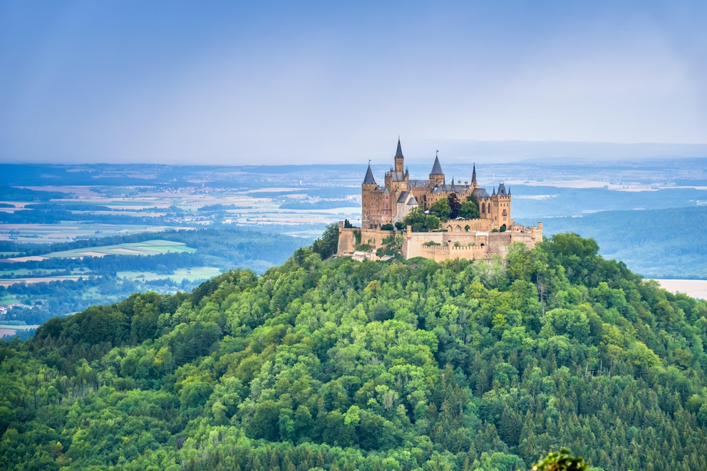 Hoch auf dem Berg thronend liegt die Burg Hohenzollern