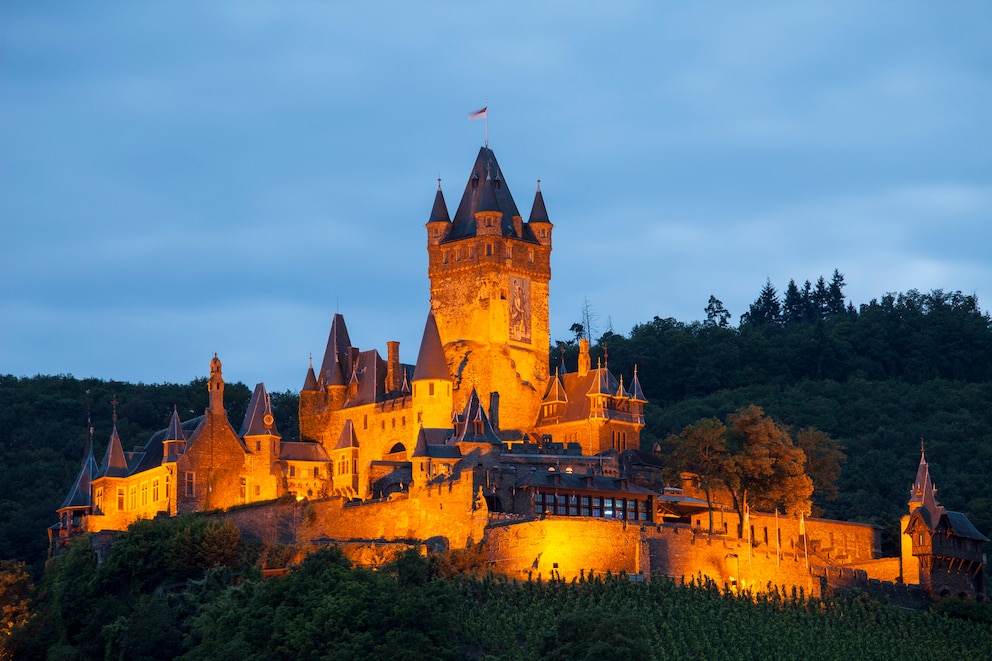 Die Reichsburg Cochem in abendlicher Beleuchtung