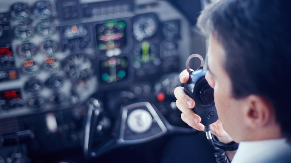 Pilot macht eine Durchsage ausm Cockpit