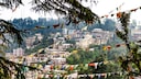 McLeod Ganj, ein Vorort von Dharamshala, liegt in den Bergen Nordindiens