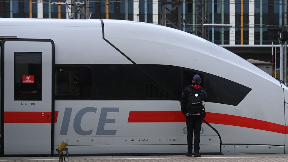 Wer mit dem ICE fährt, hat oft eine Zugbindung. TRAVELBOOK weiß, wann sie aufgehoben wird.